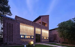 Nữ tiến sĩ chi gần 1,5 tỷ đồng xây “nhà xanh” 270m2 để cha dưỡng già: Tự phát điện, tự lọc nước, cả năm không tốn tiền điện