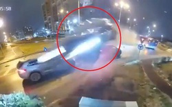 Mercedes đâm vào bùng binh rồi bay lên trời như phim hành động