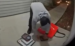 Xem lại camera chủ nhà sốc nặng khi thấy hành động này của tài xế giao đồ ăn