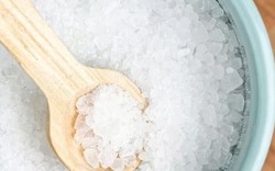 Vì sao nên để một đĩa muối cạnh cửa sổ mùa đông?