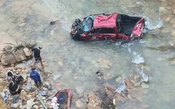 Sau va chạm, ô tô bán tải chở 4 người lao từ đường cao tốc La Sơn - Hòa Liên xuống suối