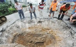 Công trường dừng thi công khẩn cấp vì máy xúc đào trúng vật cứng, kho báu hơn 11.000 tỷ đồng dưới hố sâu 2m được đào lên