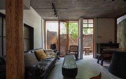 Thừa kế nhà 44m2 phố cổ, người phụ nữ cải tạo thành không gian sống cho gia đình 3 thế hệ: Nhỏ nhưng chứa điều “quý hơn vàng”