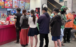 Trào lưu xếp hàng mua gà rán "săn tuần lộc" gây sốt trong giới trẻ mùa Noel 2025