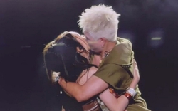 Nụ hôn gây sốc của HLV Rap Việt khiến netizen ghen tị!