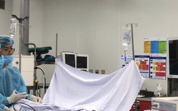 Bắt chước trên mạng, chàng trai nhét dây sạc điện thoại vào vùng kín