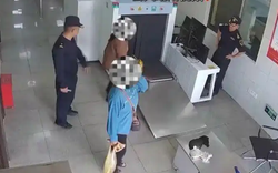 Hải quan bắt giữ người phụ nữ có dáng đi bất thường và bụng dưới phồng lên: Sự thật sốc không tưởng