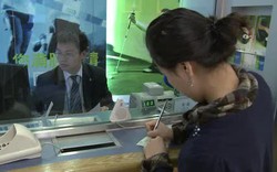 Khách đi rút gần 900 triệu nhưng bị từ chối và khóa tài khoản, nhân viên cho biết: “Dùng ngân hàng này thì phải theo điều kiện của chúng tôi…”