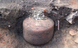 Phát hiện 3 chiếc bình chứa "kho báu" khổng lồ chôn dưới sàn nhà