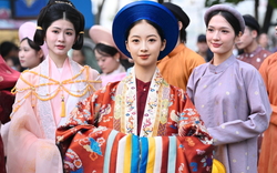 Nét căng: Dàn nam thanh, nữ tú mặc cổ phục Việt "đi đám cưới" ở Hồ Hoàn Kiếm