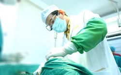 Nhập viện vì sốt nhẹ, nữ khách hàng bất ngờ phát hiện túi ngực 10 năm đã vỡ