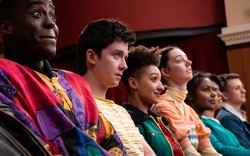 Xem Sex Education, bố tức tốc gọi tôi về nhà chỉ để nói một điều ông đã giấu suốt 15 năm