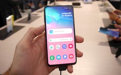 Khen thì lắm mà chê cũng nhiều, vậy tại sao ra cửa hàng "cứ 3 người lại có 1 người" mua điện thoại Samsung?