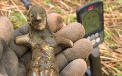 Dò kim loại, người đàn ông phát hiện "kho báu" trên cánh đồng