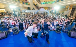 Dopamine xếp hàng dài trong ngày mở bán bộ sưu tập FOREVER