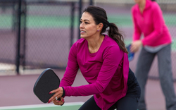 Chinh phục pickleball: Cách cầm vợt kiểu "bắt tay" và chọn tư thế đứng phù hợp