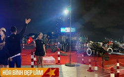 Nửa đêm, giới trẻ TP.HCM vẫn đổ về Bến Bạch Đằng, rần rần chụp ảnh trước dàn đại bác “khủng”