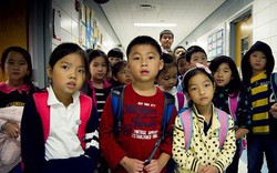 "Tôi như những chú chó hoang không nhà": Nỗi đau của những đứa trẻ bị bỏ rơi giữa hai thế giới