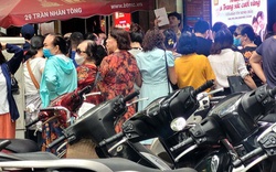 Cảnh tượng quen lại xuất hiện trước cửa tiệm vàng khi giá bật tăng