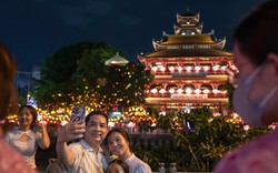 Hàng nghìn người dân, phật tử đổ về chùa Pháp Hoa thả hoa đăng mừng lễ Phật đản