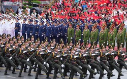 Hàng vạn người đội mưa tham gia diễu hành chào mừng 70 năm Ngày giải phóng Hải Phòng