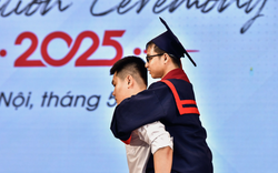 Đôi bạn thân tái hiện hình ảnh "10 năm cõng bạn" tại lễ tốt nghiệp gây xúc động