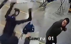 Video gây sốc: Robot hình người bất ngờ “nổi điên” trong nhà máy, vung tay loạn xạ khiến công nhân tháo chạy