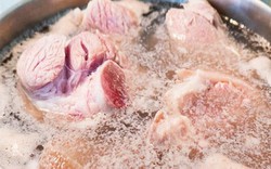 Nên chần xương bằng nước sôi hay nước lạnh?