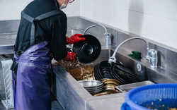 Không ngờ đến nghề này cũng bị cướp việc, nhân viên giờ chỉ biết rửa bát: "Chúng ta rồi thành vô dụng hết"