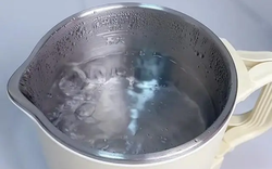 Một người đun nước, cả nhà mắc ung thư? 3 thói quen đun nước "đầu độc" cả gia đình nhiều người không hay biết