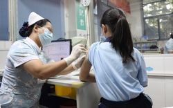 Tại sao nữ giới 9 - 14 tuổi chỉ tiêm 2 mũi vắc xin HPV nhưng 15 - 45 tuổi cần tiêm 3 mũi?