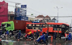 Hiện trường vụ tai nạn giữa xe khách và container khiến 4 người bị thương ở Bình Dương