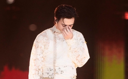 Nam ca sĩ Việt nổi đình đám bật khóc: "Mình không thể nào sống lỗi với hai người anh ấy được"
