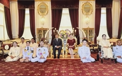 Vua và Hoàng hậu Thái Lan lần đầu tiên ban phúc cho lễ cưới đồng giới tại hoàng cung
