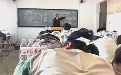 Cảnh tượng trong một lớp học khiến nhiều người lắc đầu ngán ngẩm: "Rốt cuộc các em đi học vì điều gì?"