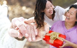 Không ở cùng mẹ, tôi đã làm một việc mà hàng xóm bảo là… "kỳ cục mà hay"