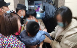 Bố tranh thủ ra ngoài mua đồ, suýt đẩy 3 đứa con thơ vào cửa tử: Đừng để để câu "giá như" trở thành nỗi ân hận!