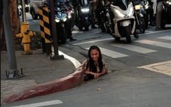 Bất ngờ chui lên đường phố từ dưới lòng đất, "những người chuột" hé lộ một thực tế buồn tại nền kinh tế tăng trưởng nhanh hàng đầu Đông Nam Á