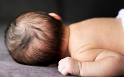 Mải dùng điện thoại, nữ y tá cắt nhầm ngón tay cái của trẻ sơ sinh