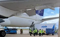 Máy bay bị xe tải đâm thủng bụng, lỗi khó tin của tài xế