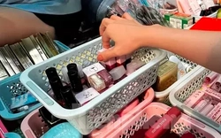 Cận cảnh "hàng hiệu giá bèo" cần là có ở chợ truyền thống TPHCM