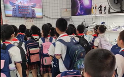 Mở cửa hàng gần trường học nhưng thua lỗ ê chề, cặp vợ chồng bất ngờ "đổi đời" nhờ làm hành động vô cùng bình thường
