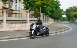 Tay ga đường dài Yamaha XMAX 300 - Lựa chọn thực tế cho người sống xa trung tâm