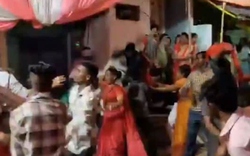 Gia đình cô dâu lao lên sân khấu, ẩu đả dữ dội với gia đình chú rể