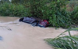 Ô tô chở 5 người bị lũ cuốn trôi ở Tuyên Quang