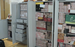 Tịch thu gần 900 tỷ đồng tiền mặt 'chất thành đống', nặng 3 tấn trong căn hộ được gọi là 'siêu thị' của CEO công ty quản lý tài sản