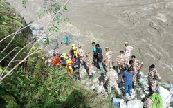 Xe buýt rơi xuống sông, 2 người tử vong, 10 người mất tích