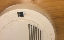 Dọn nhà vệ sinh, cô gái sốc nặng khi phát hiện camera quay lén