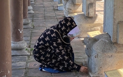 Di tích Văn Thánh Huế lại bị sĩ tử "quấy rầy"