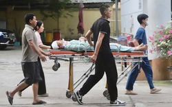 Nam sinh gặp tai nạn, nén đau đến điểm thi bằng cáng